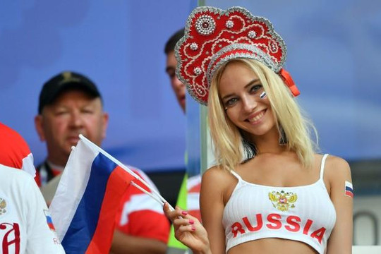 Hạn chế quấy rối tình dục, FIFA yêu cầu 'bớt quan tâm' đến fan nữ nóng bỏng trên khán đài