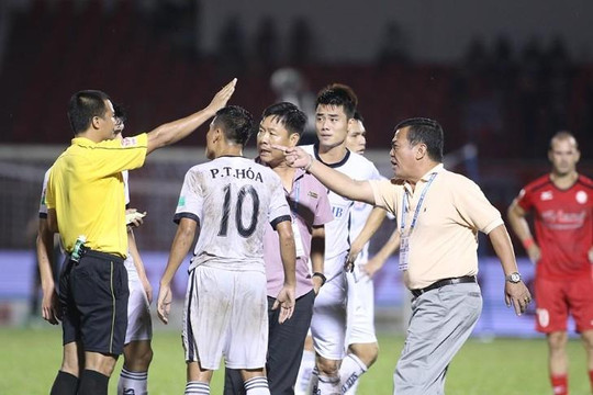 Thẻ đỏ của thủ môn Văn Hưng và những phản ứng tiêu cực từ BLĐ đội bóng sông Hàn
