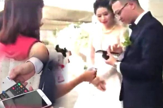 Khách ăn cưới quẹt thẻ chuyển tiền cho chú rể - cô dâu Việt: Trò đùa bắt chước Trung Quốc?