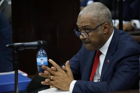Tăng giá xăng quá mức, Thủ tướng Haiti bị lật đổ