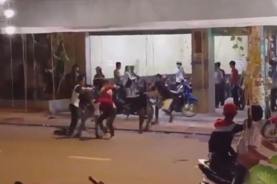 Clip hai nhóm thanh niên hỗn chiến khi xem chung kết World Cup ở Sài Gòn