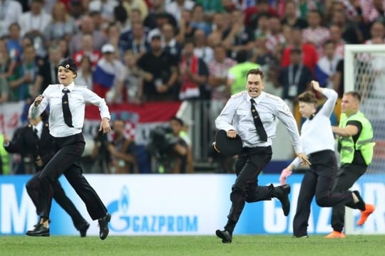 Nhóm nhạc chống ông Putin đứng sau vụ gián đoạn trận chung kết World Cup