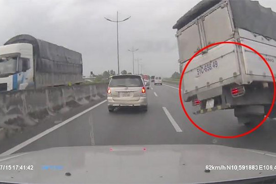 Hoảng hồn cảnh xe tải nổ lốp lật ngang trên cao tốc Trung Lương