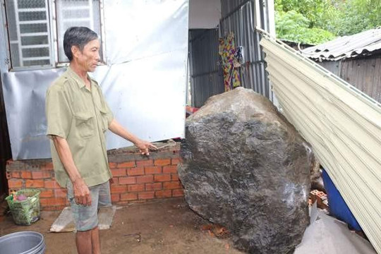 Kiên Giang: Đang ăn cơm thì đá nặng cả tấn lăn xuống nóc nhà