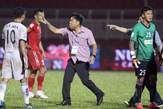 Cầu thủ Lê Văn Hưng và SHB Đà Nẵng bị phạt nặng sau trận cầu xấu hổ với CLB TP.HCM