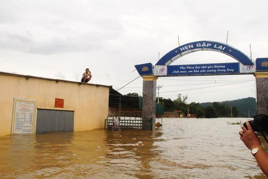 Chùm ảnh: Bão số 3 tan, nông thôn ở Hà Tĩnh bị cô lập trong biển nước