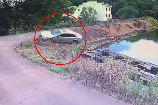 Đạp nhầm chân ga khi lùi xe, tài xế cùng ô tô lao thẳng xuống hồ nước