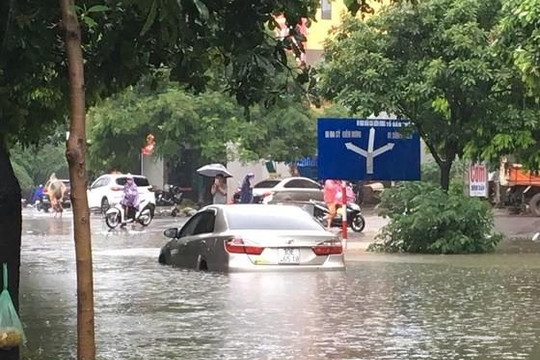 Hà Nội ngập lụt vì mưa, thủy điện Hòa Bình mở thêm 2 cửa xả