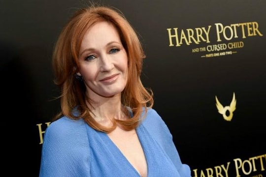 J.K Rowling bị chiếm danh hiệu 'Nhà văn kiếm tiền nhiều nhất thế giới'