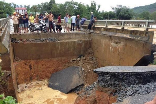 Phú Thọ: Mưa lũ, nước xiết làm sụp cầu