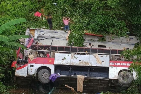 Cao Bằng: Xe khách rơi xuống vực, 4 người chết, nhiều người bị thương
