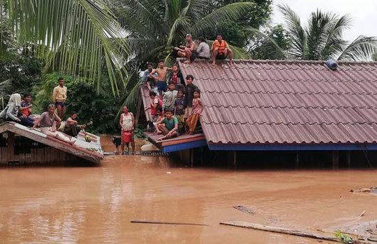 Clip vỡ đập thủy điện ở Lào, quét tan 6 ngôi làng