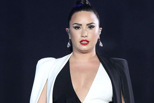 Demi Lovato đã tỉnh lại sau khi nhập viện cấp cứu vì sốc ma túy
