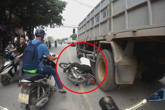 Cố vượt ô tô tải, người đàn ông đi xe máy suýt bị nghiền nát