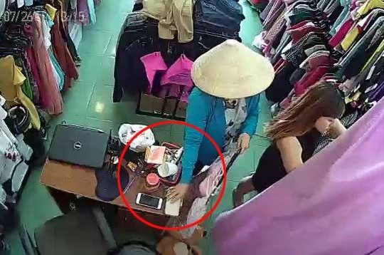 'Nữ quái' đội nón lá trộm điện thoại ở cửa hàng thời trang trong nháy mắt