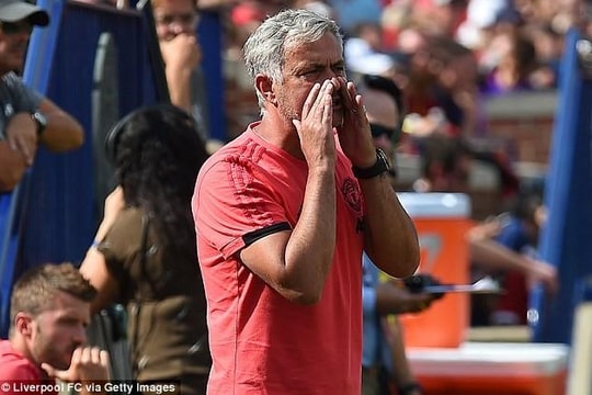 Thảm bại trước Liverpool, HLV Mourinho khuyên người hâm mộ đừng phí tiền xem M.U đá bóng
