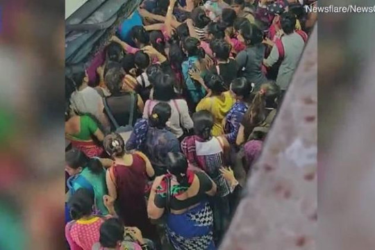 Cảnh tượng kinh hoàng tại ga tàu hoả ở Ấn Độ vào giờ cao điểm
