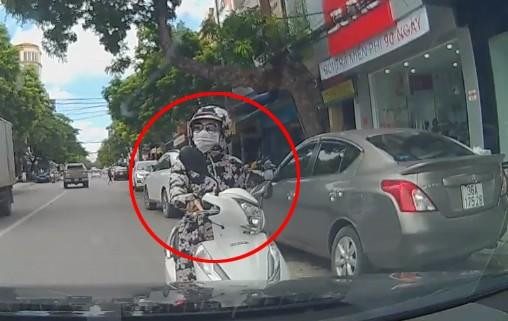 Nữ 'ninja Lead' dừng xe giữa đường ngược chiều thi gan cùng tài xế ô tô