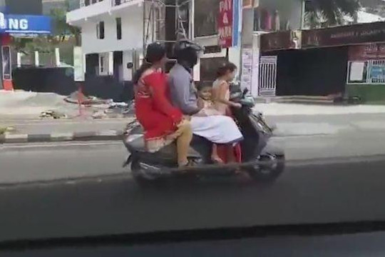 Clip bé gái 5 tuổi chở cả gia đình trên xe máy, phóng vun vút trên đường