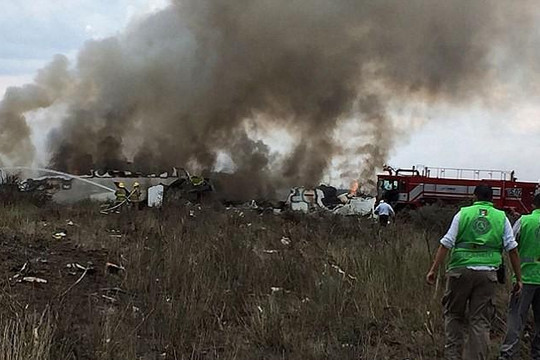 Clip hiện trường vụ rơi máy bay chở 101 người ở Mexico