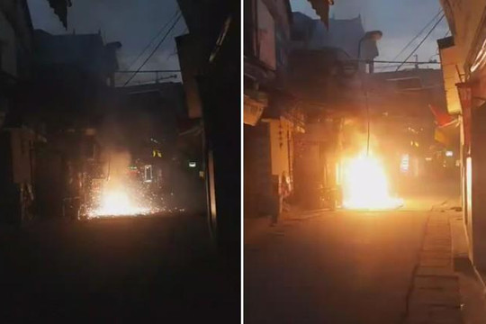 Clip trụ điện cháy ngùn ngụt, nổ liên hoàn như pháo hoa ở Hà Nội