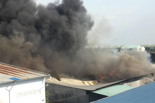 TP.HCM: Cháy lớn tại khu công nghiệp Nhị Xuân, thiêu rụi khoảng 5.000m2 nhà xưởng