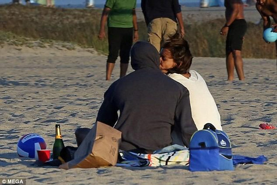 Katie Holmes và Jamie Foxx ôm hôn và âu yếm trên bãi biển, xoá tin đồn chia tay 