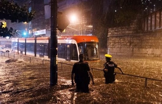 Mưa lớn, hai người Canada suýt chết chìm trong biển nước Toronto