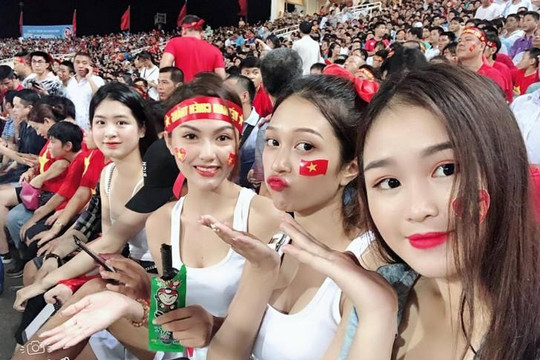 Dàn hot girl đến sân cổ vũ U23 Việt Nam chờ người quay hình cho lên sóng VTV?