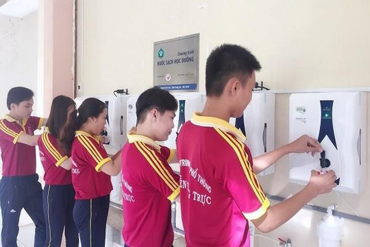Trang bị hàng trăm máy lọc nước mới cho nhiều trường học ở Long An