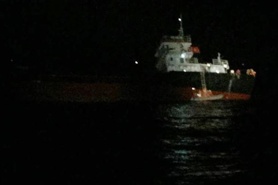 Tàu chở gạch gặp nạn trên biển, 1 thuyền viên hoảng loạn nhảy xuống biển