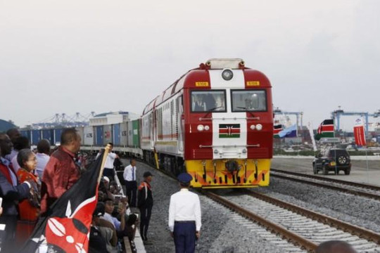 Kenya bắt quan chức chiếm đoạt tiền đền bù đất xây đường sắt cao tốc
