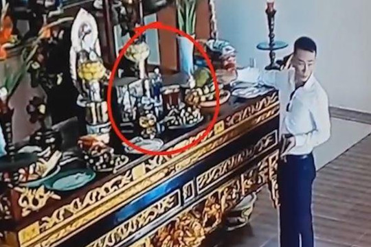 Clip người đàn ông ăn mặc bảnh bao vào chùa trộm tiền trên bàn thờ