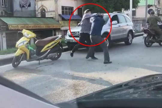Va chạm giao thông, hai tài xế lao vào 'đấu boxing' giữa phố