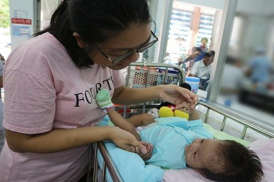Bé gái 2 tháng tuổi mắc căn bệnh mà cả thế giới chỉ có 40 người