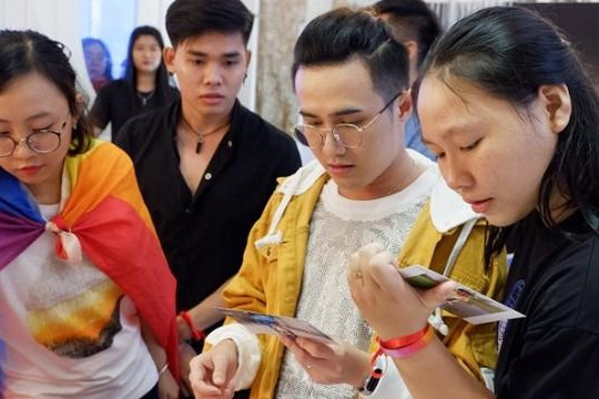 Huỳnh Lập và John Huy Trần tham dự sự kiện tự hào của cộng đồng LGBT tại Đồng Nai