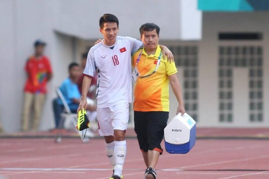 Tiền vệ Hùng Dũng phải nhập viện giữa trận thắng Nhật 1-0 vì chấn thương nặng