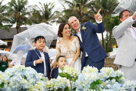 Đám cưới lãng mạn của Lý Thanh Thảo với chồng Tây tại bãi biển Mũi Né 