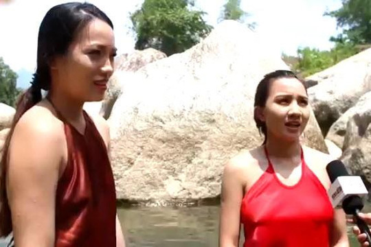 Phỏng vấn mỹ nữ tắm suối, 15 tuổi bị bắt làm vợ