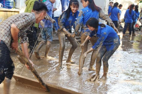 Nghệ An sau lũ: Thầy trò kiệt sức đẩy bùn để khai trường