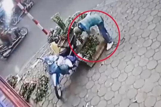Thanh niên trộm xe máy của người phụ nữ bán hoa chỉ trong một nốt nhạc
