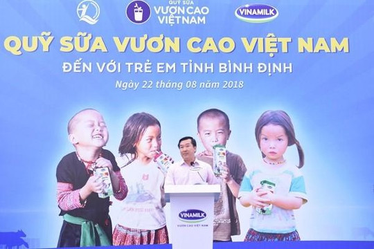 Quỹ sữa vươn cao Việt Nam và Vinamilk trao tiếp 64.000 ly sữa cho trẻ em Bình Định