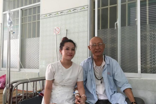 Nghệ sĩ Lê Bình bị ung thư phổi nhưng giấu bạn bè, nằm cùng bệnh viện với Mai Phương