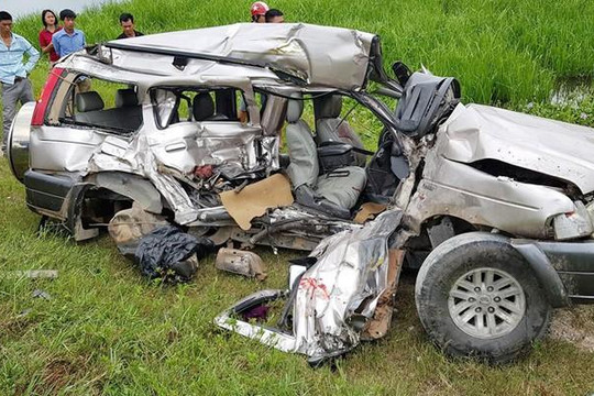 Nghệ An: Tàu hỏa đâm ô tô, 2 người tử vong tại chỗ