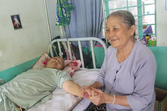 Bà cụ tình nguyện nuôi người dưng trong bệnh viện ở Sài Gòn