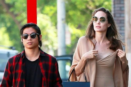 Angelina Jolie khoe vòng 1 gợi cảm xuống phố cùng con trai người Việt Pax Thiên 
