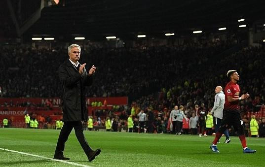 Man Utd thua tan nát, HLV Mourinho vỗ tay rời sân
