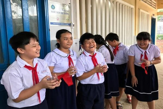 Thêm hàng chục ngàn giáo viên, học sinh tại Bến Tre có nước uống sạch đạt chuẩn