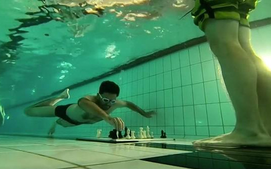 Kỳ lạ cuộc thi vừa lặn dưới nước vừa đánh cờ vua