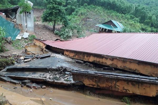 Thanh Hóa: Mưa lớn gây đổ sập nhiều nhà cửa, trường học